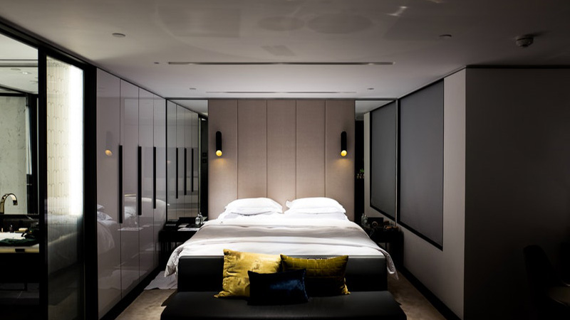Progetti bed with white bed sheet and pillowcase set
