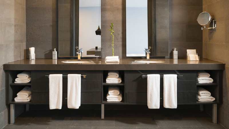 Progetti photo of mirrors in bathroom